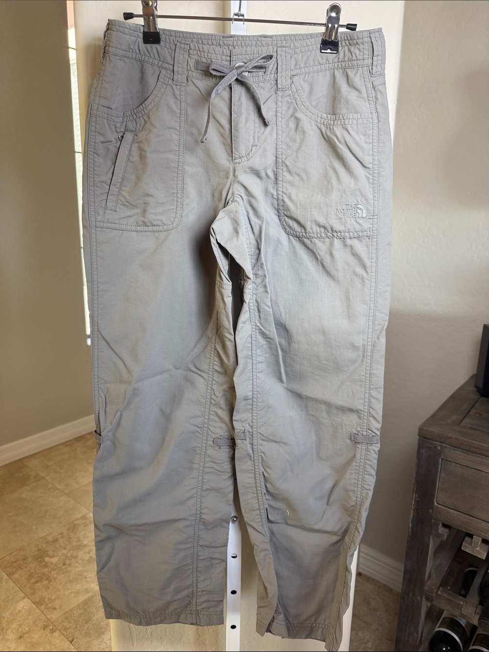 The North Face Women’s Cargo camping hiking convertible pant Gray size 2 Short